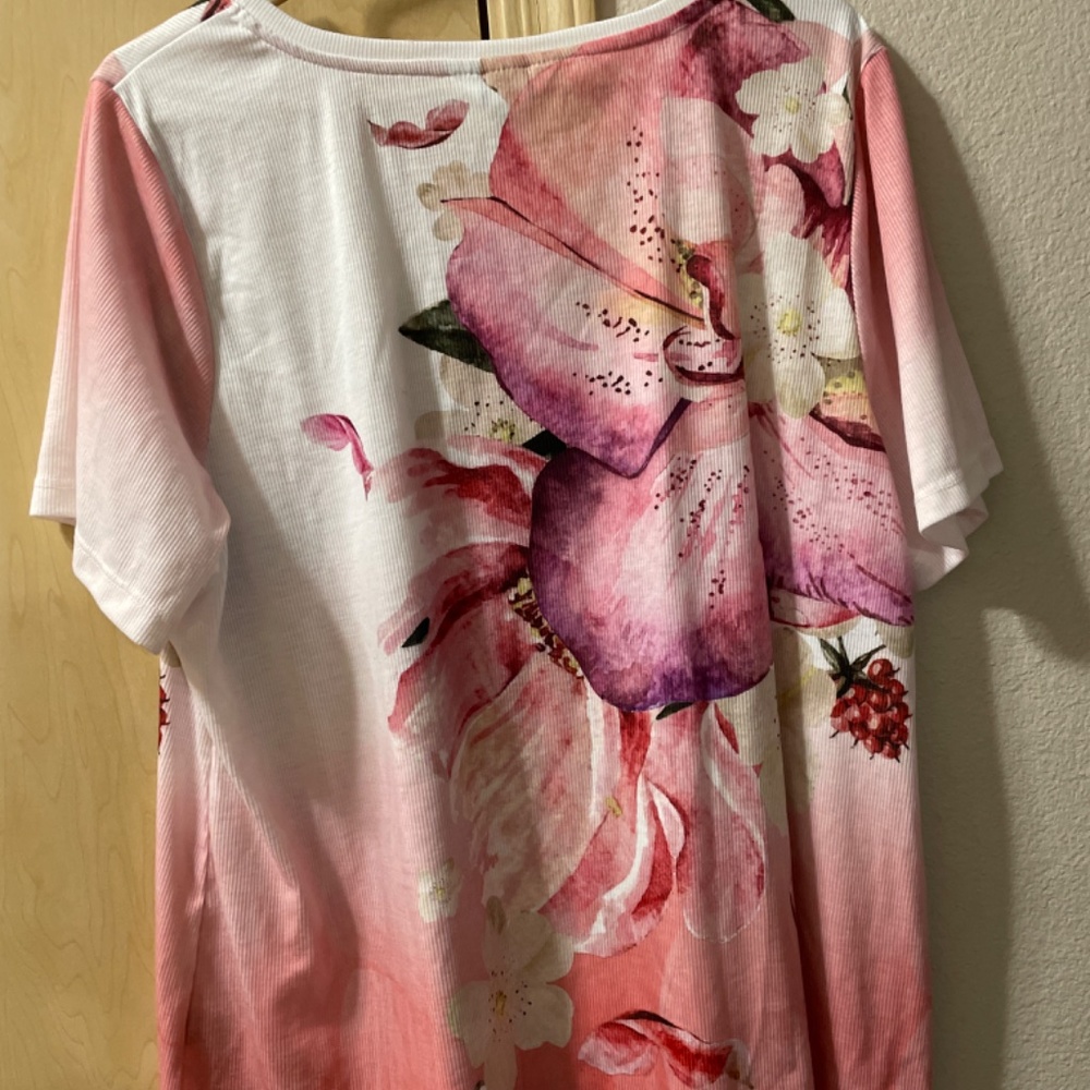 Women 2X Beautiful Floral Sparkly T-Shirt Blouse- 25 inches from pit to pit and - Picture 4 of 6